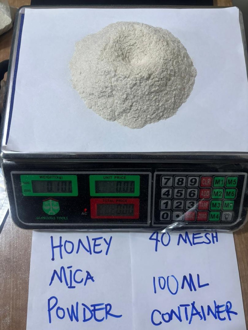 Honey mica powder on scale, 40 mesh